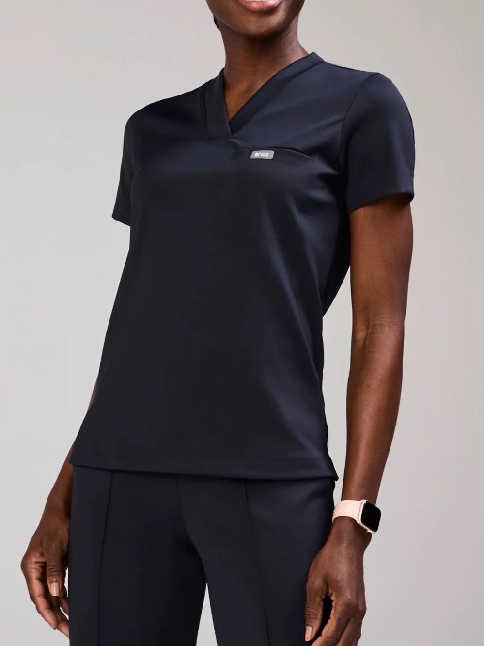 FIGS FORMx Women’s Medium Sona V-Neck Slim Fit Scrub Top in Navy NWOT